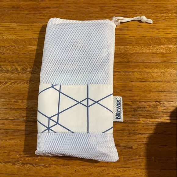 Norwex Beach Towel Blue & White limited edition NWT - Picture 5 of 5